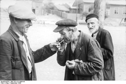 Männer beim Zigarettenanzünden Polen