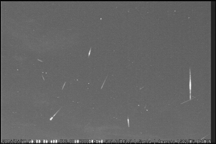 Minas Gerais, Brasil 16 Meteors Night Composite 28MAY2015