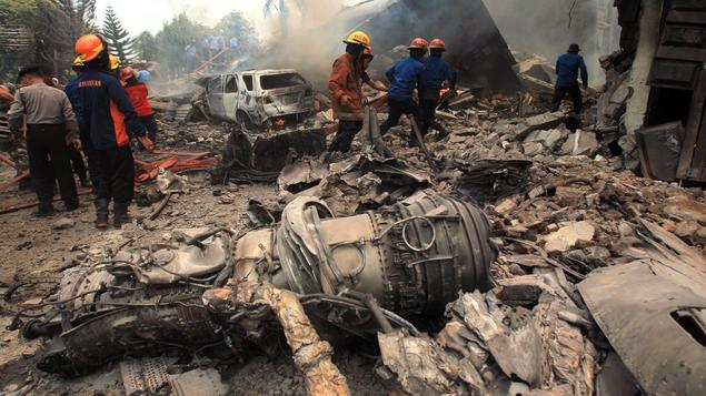 Indonesische Hilfskräfte beim Wrack der abgestürzten Militärmaschine auf Sumatra in Indonesien am Montag Juni 2015