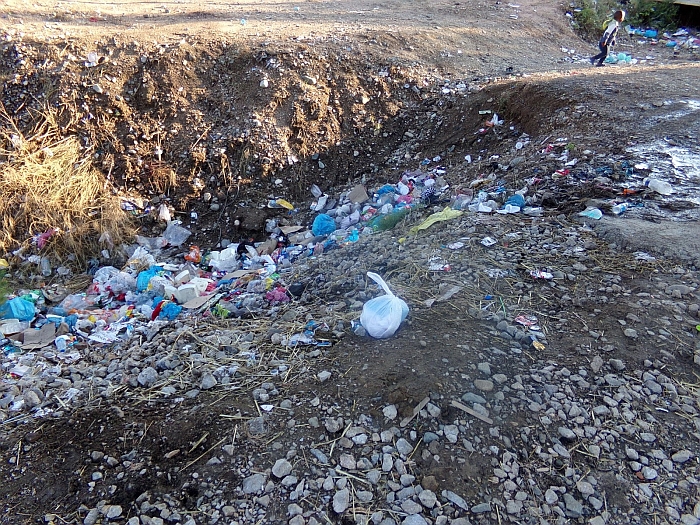  Flüchtlinge hinterlassen Müll (Griechenland)