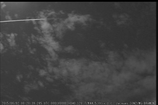 Minas Gerais, Brasil Earth-Grazer Fireball Meteor 02JUN2015c2015