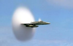 FA-18 Hornet breaking sound barrier Flugzeug Überschalknall