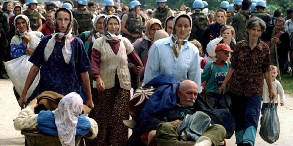 Juli 1995: Bosnische Muslime werden aus dem Dorf Potocari vertrieben.