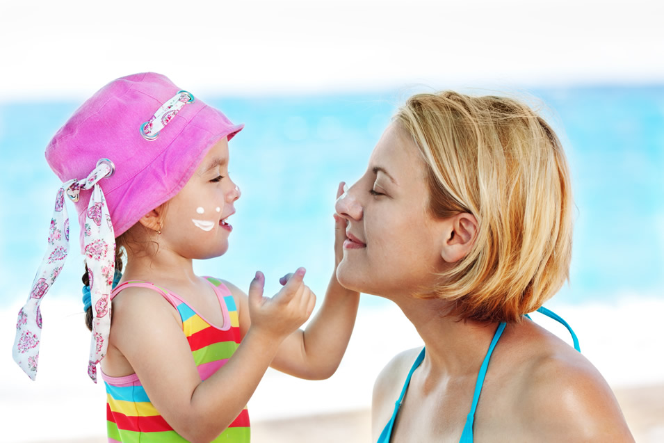 Sonnencreme, Mutter und Kind in der Sonne, Mutter und Kind am Strand