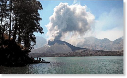 Ausbruch des Rinjani auf der indonesischen Insel Lombok Oktober 2015