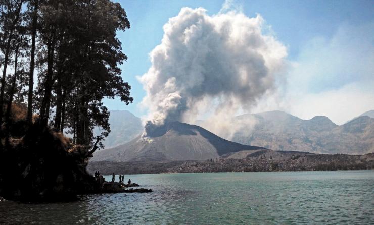 Ausbruch des Rinjani auf der indonesischen Insel Lombok Oktober 2015
