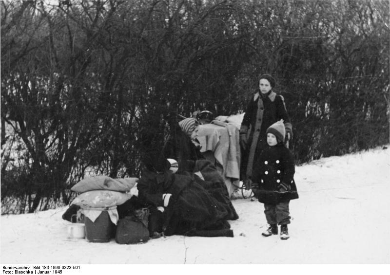  Flüchtlingsfamilie in eisiger Kälte nach Kriegsende 1945 (Schlesien).