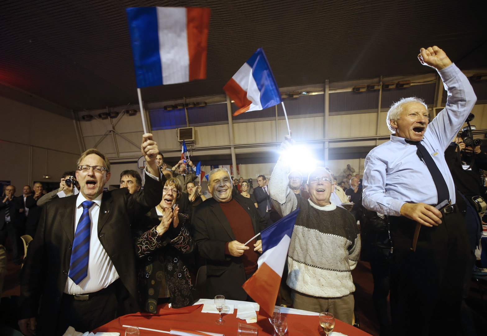 Jubelnde Anhänger der Front National Frankreich