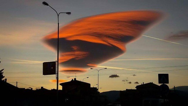 Gigantische Linsenförmige Wolke