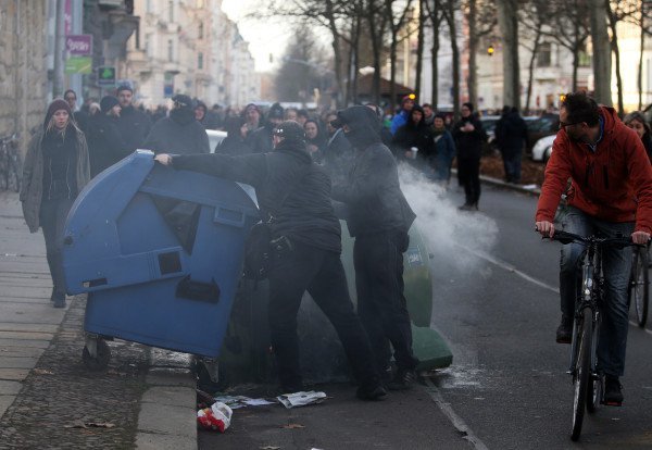 Klicken um zu vergrößern Müllcontainer Straßenblockade Leipzig