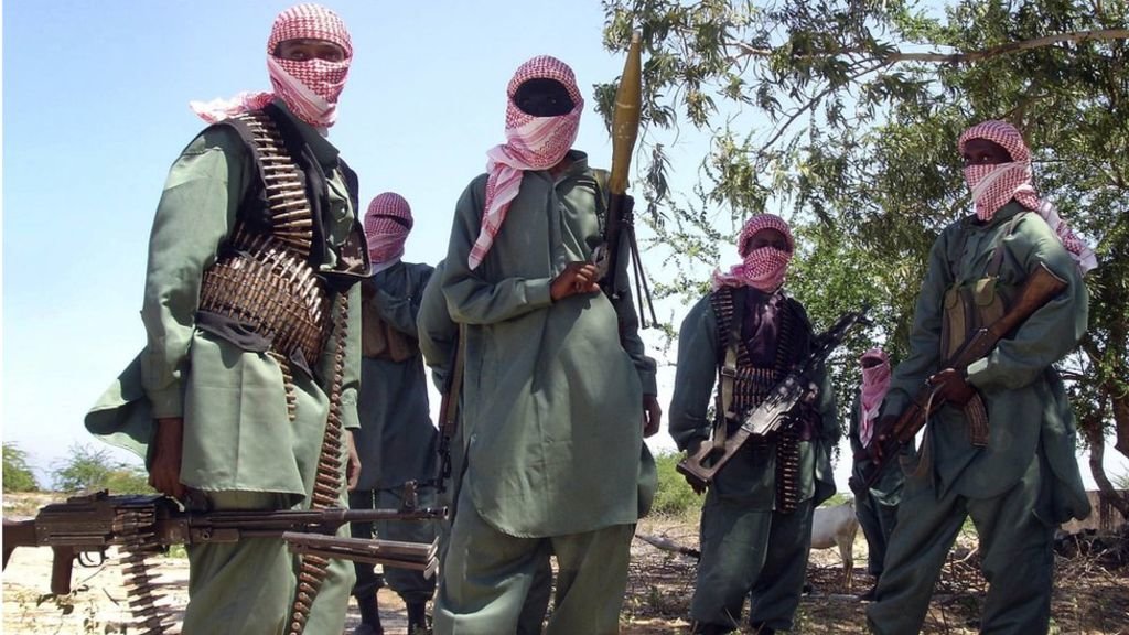 Kenia: Terroristen der Gruppe Al Shabab posieren mit Gewehren