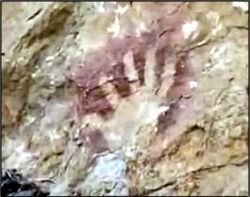Klicken um zu vergrößern Cave-type painting on a cliff of the Sima de las Cotorras sinkhole