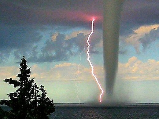 waterspout associated with lightning