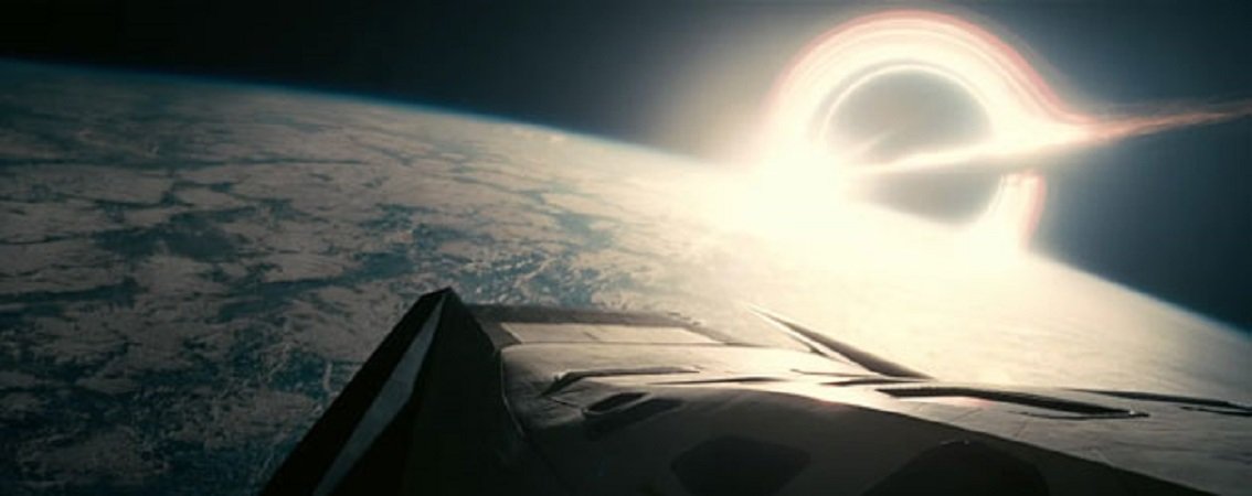Filmszene aus „Interstellar“: Raumschiff Anflug auf Planeten
