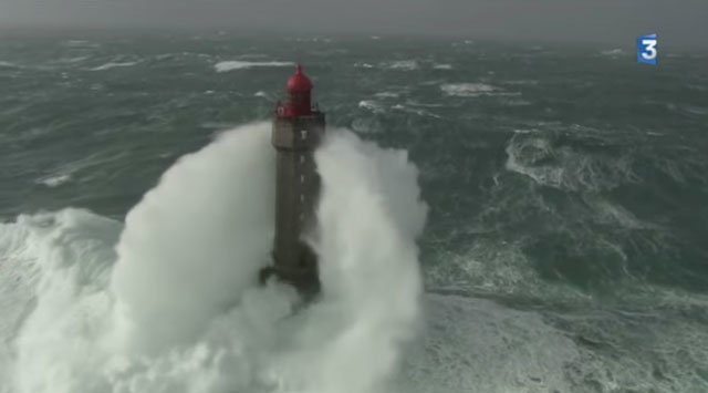 Strom waves lighthouse