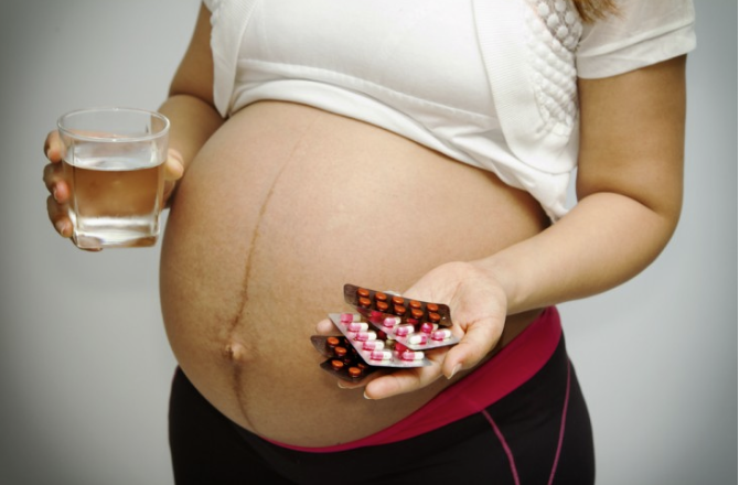 Schwangere mit Medikamenten