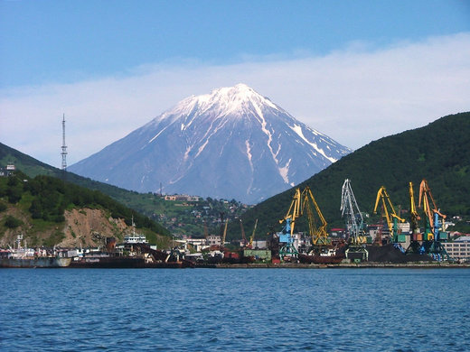 Petropawlowsk-Kamtschatski mit dem Vulkan Korjakskaja Sopka Russland