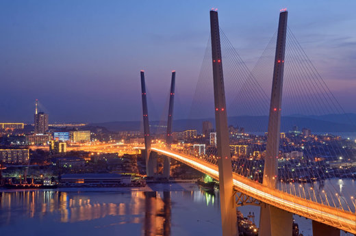 Brücke in Wladiwostok über Bucht „Goldenes Horn“ Russland