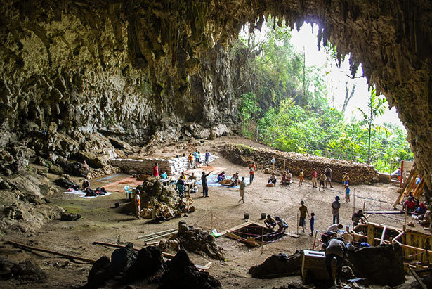Ausgrabungen in der Fundhöhle des Homo floresiensis Hobbit