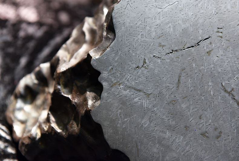 Die geschliffene Oberfläche des Meteoriten von Treysa/Rommershausen mit den widmannstättenschen Figuren