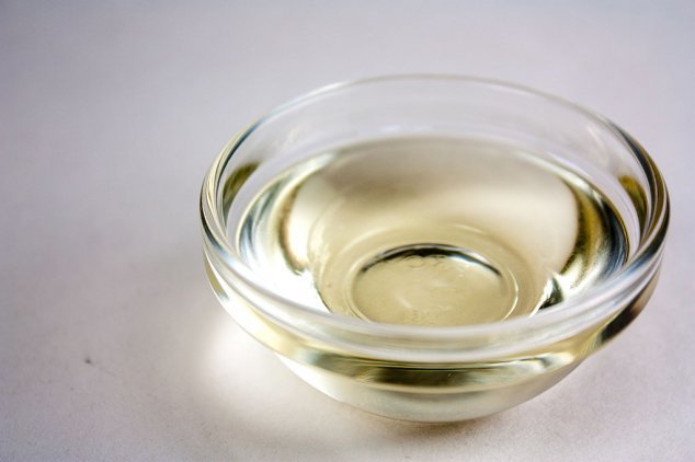 Ölziehen, Schale mit Öl, flüssiges Kokosöl