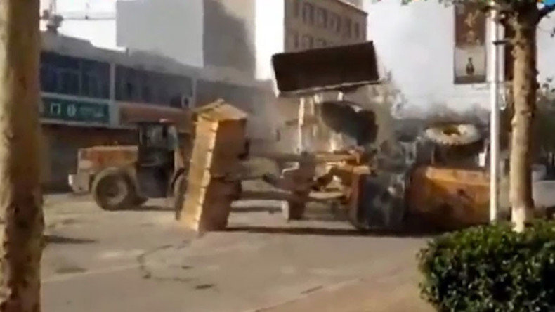 Straßenarbeiter Kampf mit Bulldozern