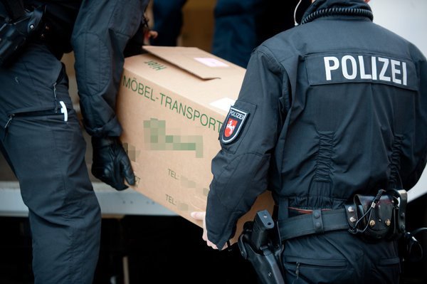 polizei, umzugskarton