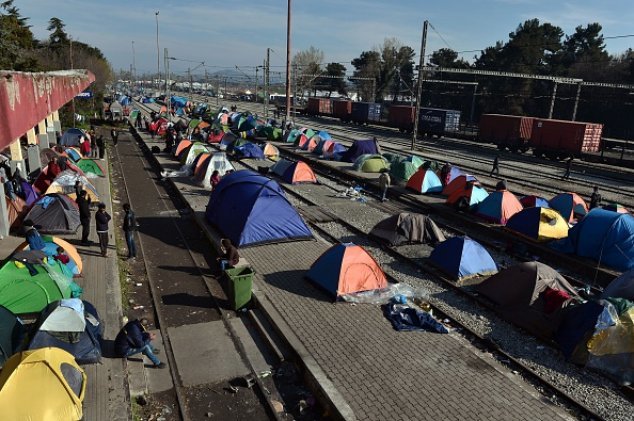 Idomeni Flüchtlinge in Zelten auf Bahngleis