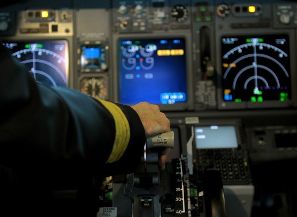 Pilot im Cockpit Boeing