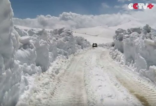 Snowstorm blocked highway traffic in Northern Xinjiang