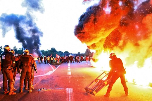 Protest (France May Mai 2016) Französische Demonstranten errichten neue Blockaden