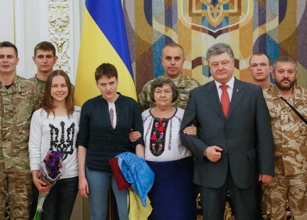Der ukrainische Präsident Poroschenko mit der Pilotin Nadja Sawtschenko