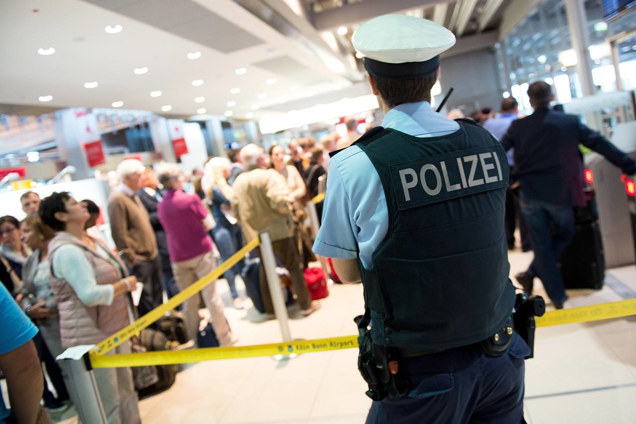 polizist flughafen
