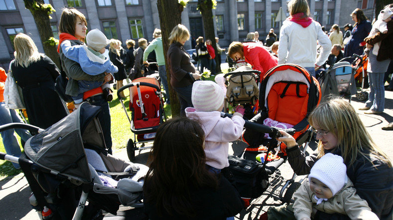 Lettische Frauen mit Kindern in Riga