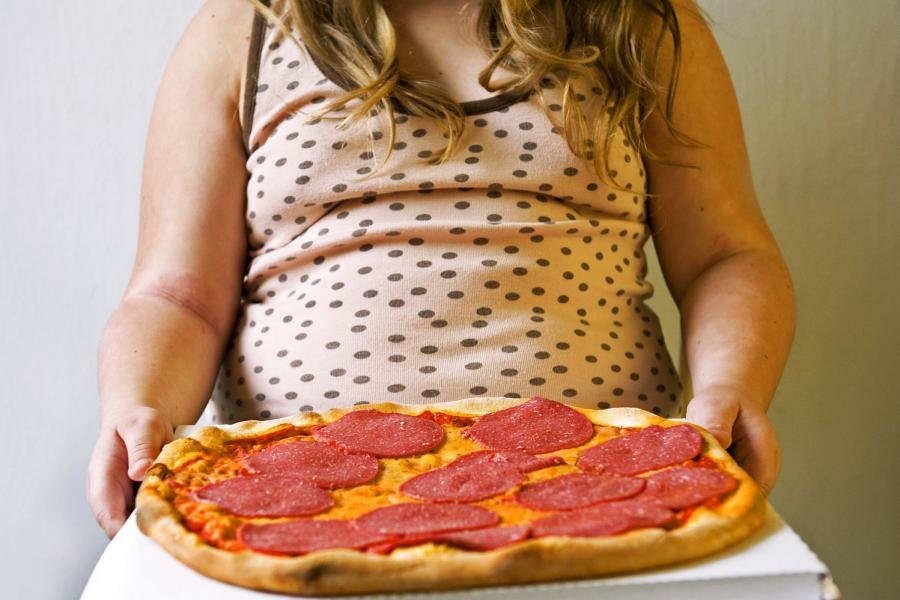 ungesunde ernährung kinder,pizza essen