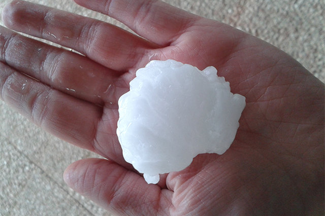 Heftige Unwetter haben am Donnerstagnachmittag in Niederbayern Hagel größer als Golfbälle gebracht. Teils türmt sich die Hagelschicht bis zu einem halben Meter. Im Landkreis Passau gibt es auch Überflutungen durch Starkregen. Ursache waren drei rotierende