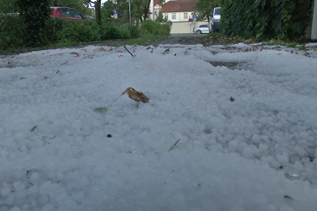 Heftige Unwetter sind am Donnerstagnachmittag über den Südosten Bayerns gezogen. Dabei verdunkelte sich der Himmel in Windeseile. Starkregen, Hagel und Sturmböen ließen nicht lange auf sich warten.