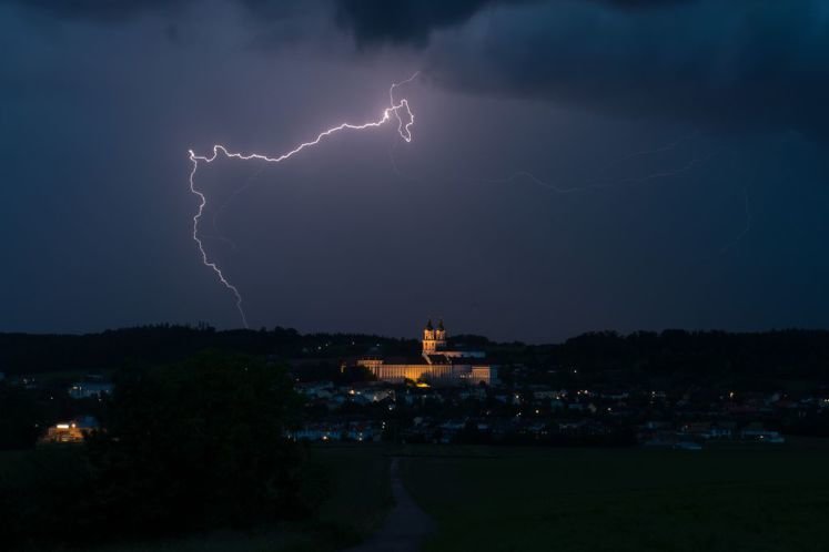 Blitz über dem Stift St. Florian