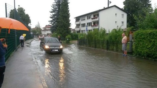 In Herrsching steht das Wasser zentimeterhoch auf den Straßen. 