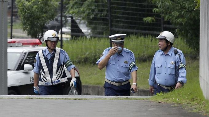 weinender polizist nach amoklauf behindertenheim japan