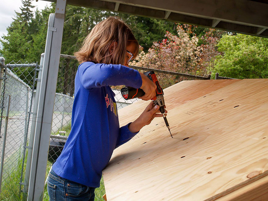 Mädchen Holzarbeit,Bau Mobilhaus
