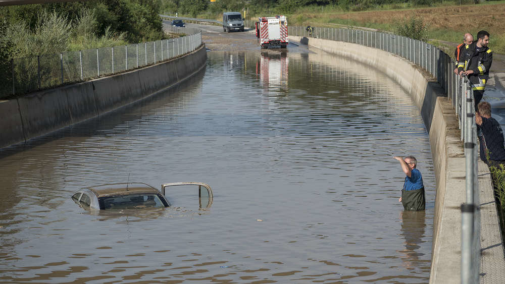 Autos wurden vom Wasser herum gewirbelt oder verschwanden in den Fluten.