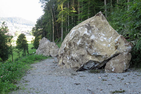 Felsen stürzen auf neuen Wanderweg