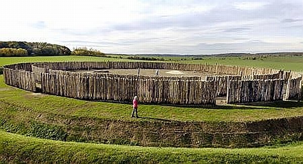 Die rekonstruierte Kreiswallanlage aus der Steinzeit mit drei Toren ist im Durchmesser 75 Meter groß und besteht aus zwei 2,50 Meter hohen Holzpalisaden-Ringen