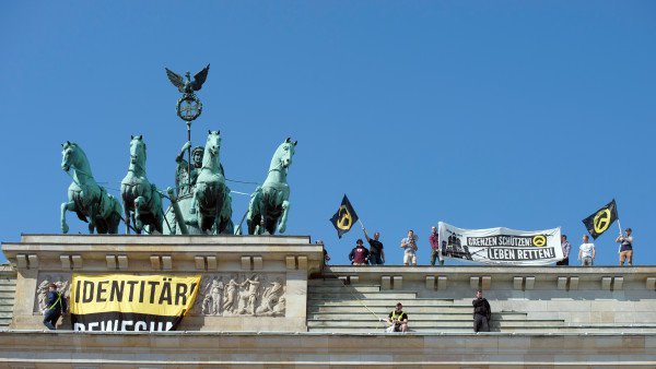 Rechte protestieren gegen Flüchtlinge Brandenburger Tor