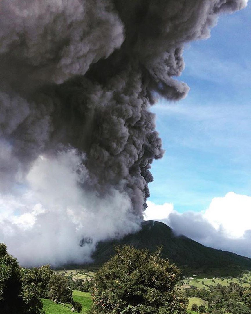 Zbog jake erupcije vulkana Turrialba zatvorena dva aerodroma u Kostariki