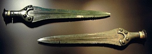 Die mit der Scheibe gefundenen goldverzierten Bronzeschwerter 