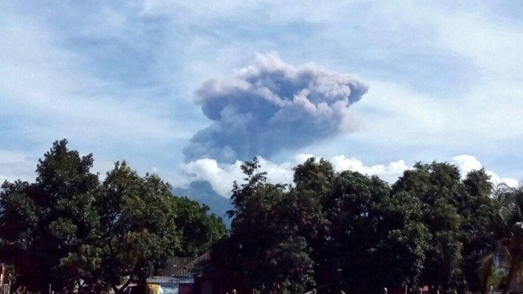 Aschewolke über dem Vulkan Barujari (28. September 2016)