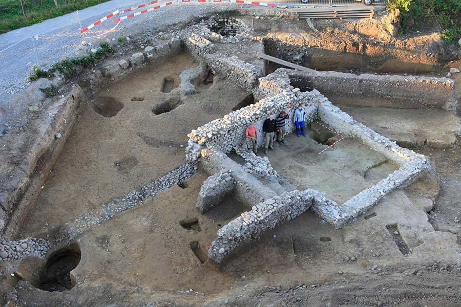 Mannshohe römische Mauern wurden bei der Grabung an der Zürcherstrasse in Windisch freigelegt. 