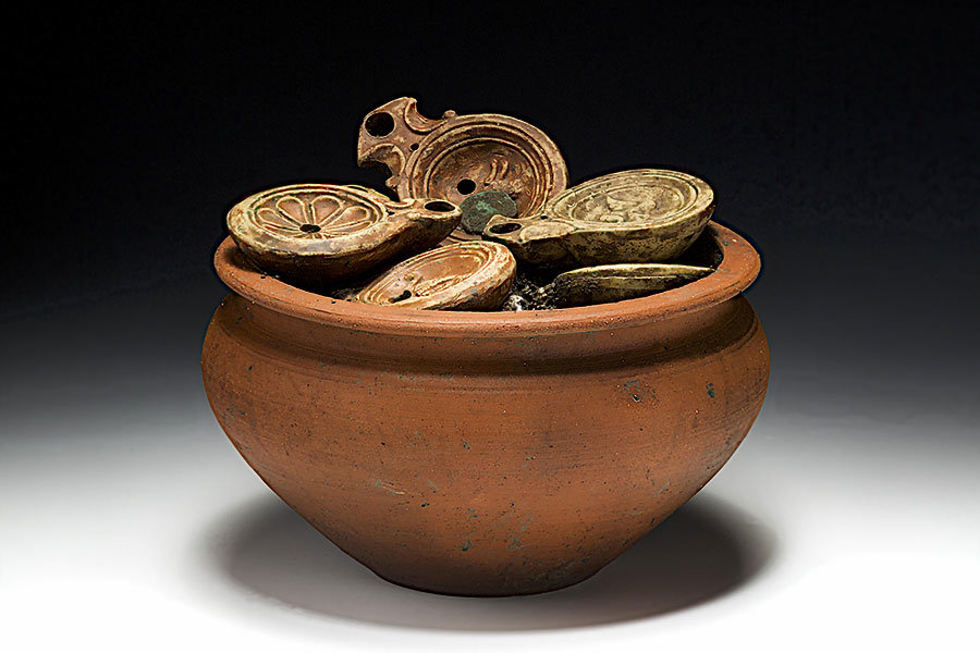 Außergewöhnlicher Fund: Ein römischer Kochtopf randvoll gefüllt mit Lampen und Münzen.